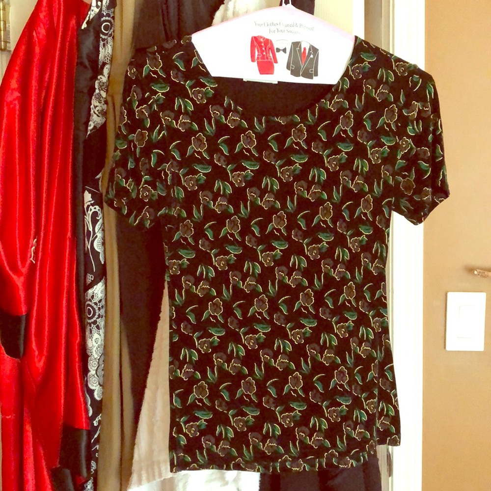 Black stretchy t shirt with roses 🌹🥀